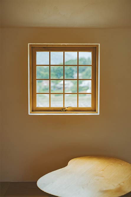 宿泊施設：小泊Fuji　2023年7月 竣工　建築家：藤森照信　撮影：砺波周平