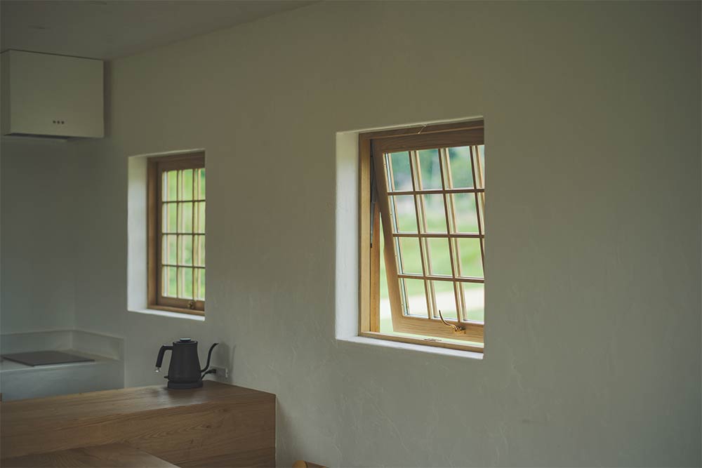 宿泊施設：小泊Fuji　2023年7月 竣工　建築家：藤森照信　撮影：砺波周平