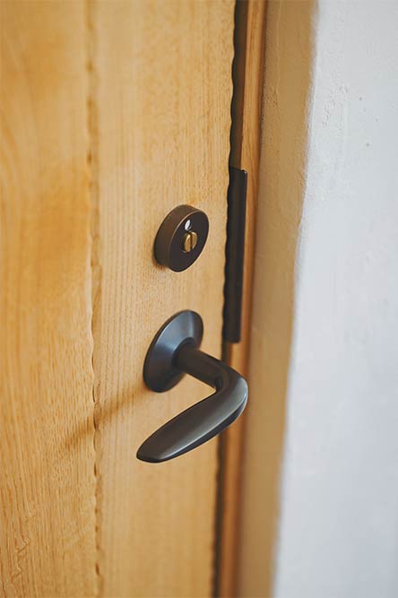 宿泊施設：小泊Fuji　2023年7月 竣工　建築家：藤森照信　撮影：砺波周平