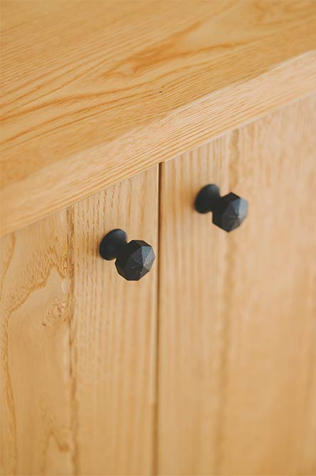 宿泊施設：小泊Fuji　2023年7月 竣工　建築家：藤森照信　撮影：砺波周平