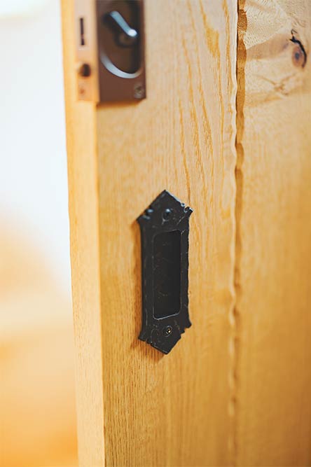 宿泊施設：小泊Fuji　2023年7月 竣工　建築家：藤森照信　撮影：砺波周平