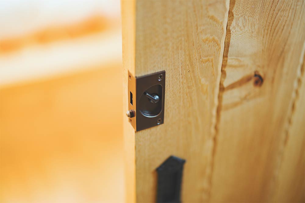 宿泊施設：小泊Fuji　2023年7月 竣工　建築家：藤森照信　撮影：砺波周平