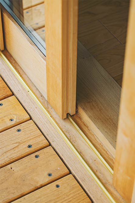 宿泊施設：小泊Fuji　2023年7月 竣工　建築家：藤森照信　撮影：砺波周平