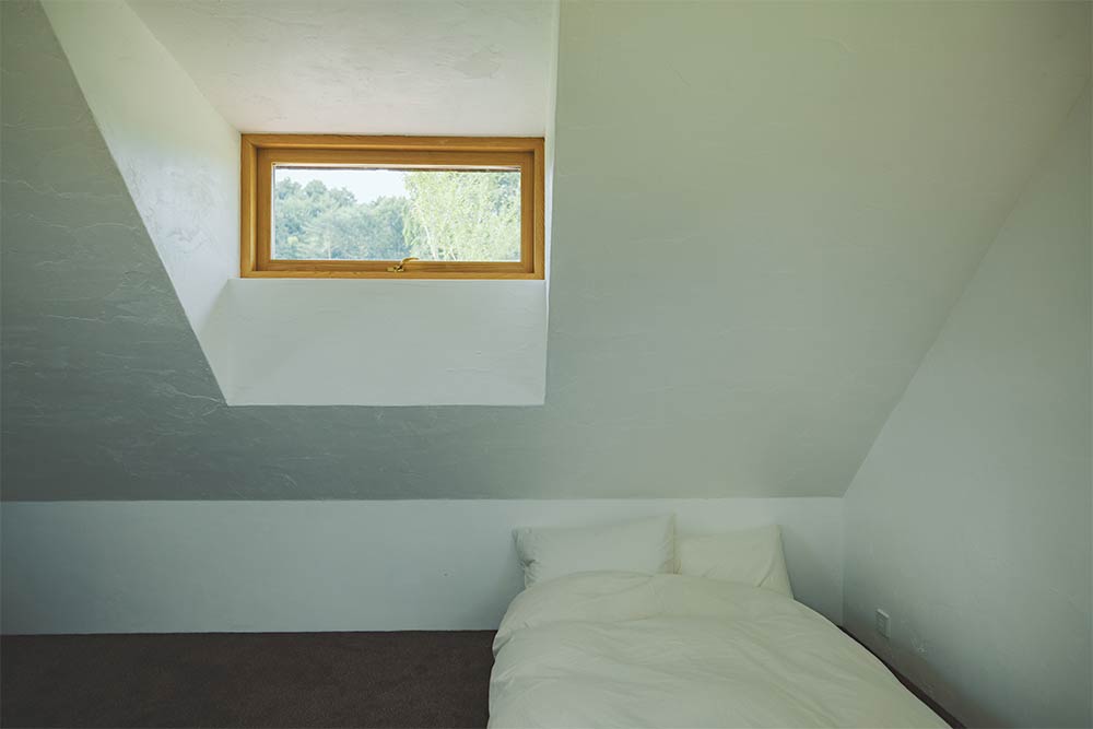 宿泊施設：小泊Fuji　2023年7月 竣工　建築家：藤森照信　撮影：砺波周平