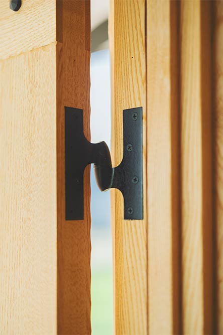 宿泊施設：小泊Fuji　2023年7月 竣工　建築家：藤森照信　撮影：砺波周平