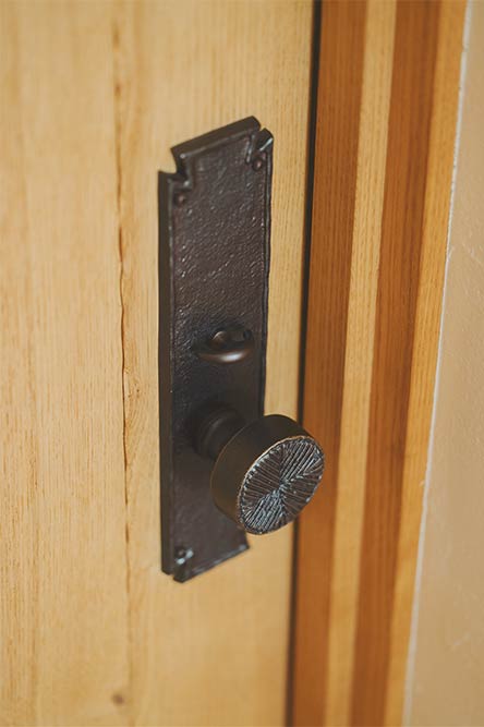 宿泊施設：小泊Fuji　2023年7月 竣工　建築家：藤森照信　撮影：砺波周平