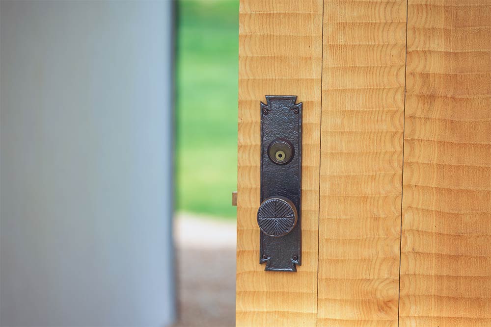 宿泊施設：小泊Fuji　2023年7月 竣工　建築家：藤森照信　撮影：砺波周平