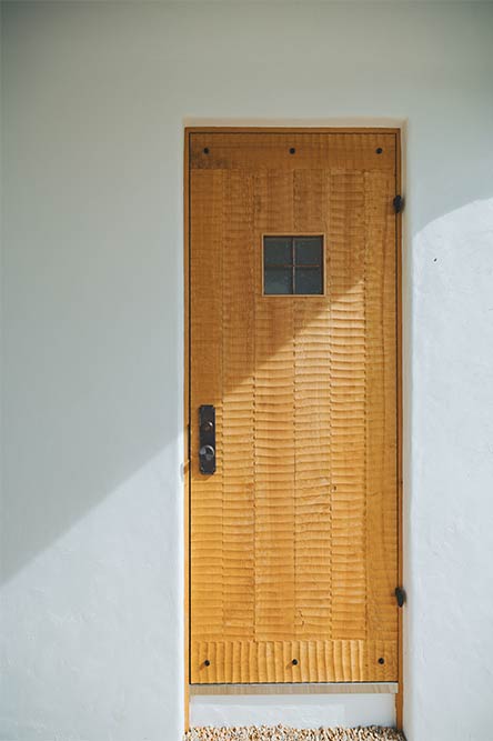 宿泊施設：小泊Fuji　2023年7月 竣工　建築家：藤森照信　撮影：砺波周平