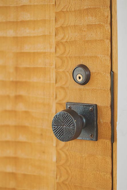 宿泊施設：小泊Fuji　2023年7月 竣工　建築家：藤森照信　撮影：砺波周平