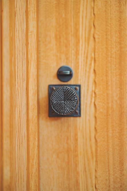 宿泊施設：小泊Fuji　2023年7月 竣工　建築家：藤森照信　撮影：砺波周平