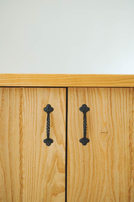 宿泊施設：小泊Fuji　2023年7月 竣工　建築家：藤森照信　撮影：砺波周平