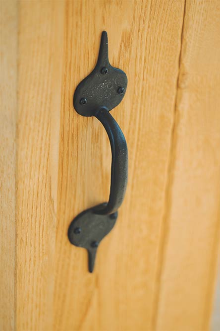 宿泊施設：小泊Fuji　2023年7月 竣工　建築家：藤森照信　撮影：砺波周平