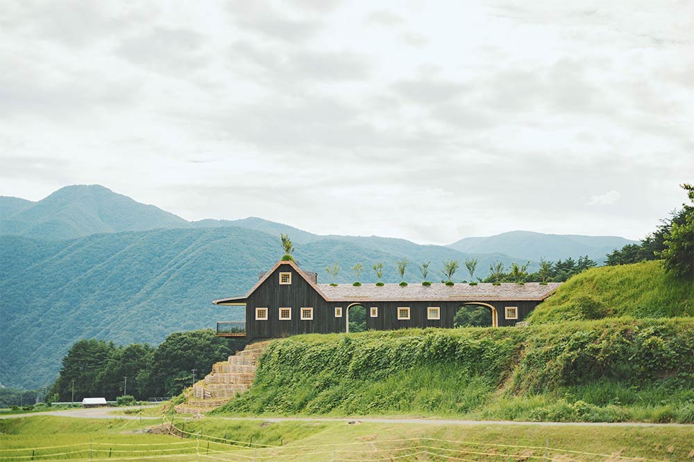 宿泊施設：小泊Fuji　2023年7月 竣工　建築家：藤森照信　撮影：砺波周平